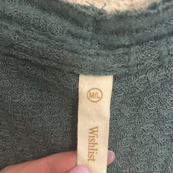 Women’s green long sleeve waffle knit top size M/L. - Picture 3 of 6